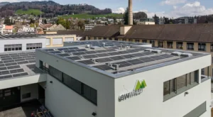 Das Gebäude der EW Wald von aussen, mit Sicht auf die Solaranlage auf dem Dach.