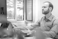 Valentin Kühle, Bereichsleitung planyourbusiness, am Arbeitsplatz.